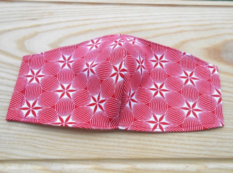 Rouška bílá s červeným opti. klamem červená bavlna šití bílá kytičky šité látková šitá látka ochrana klam optický hvězdičky rouška dvouvrstvá dvouvrstvé roušky ústenka klamy optické 