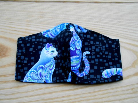 Rouška s pestrobarevnými kočičkami kostičky zelená modrá fialová růžová bavlna šití kočka kočička bílá černá šedá tyrkysová kočičí šité stříbrná látková šitá látka kočičky antibakteriální čičinka rouška úprava korfida hydrofobní dvouvrstvá dvouvrstvé roušky 