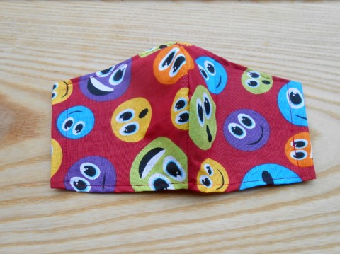 Rouška červená se smajlíky červená zelená oranžová fialová bavlna šití bílá smajlík černá žlutá tyrkysová šité látková šitá látka smajlíci rouška dvouvrstvá smajlíky dvouvrstvé roušky 