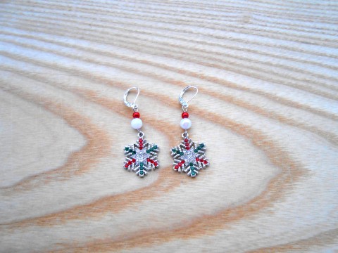 Náušnice vánoční vločky (39/18) červená kov stříbrný korálky červené zelená náušnice vánoce zelený dívčí vánoční zelené červený stříbrná korálek taneční zirkony stříbrné čirá čirý čiré vločka vločky proženy prodívky 