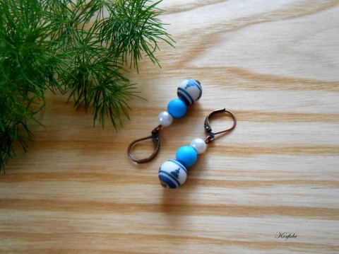 Náušnice do modra modrý kov korálky náušnice modrá elegantní bílá bílé modré bižuterie korálek bílý městský jóga korfida proženy bižuterníkomponenty laserované 