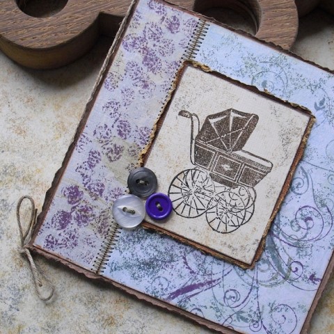 Přání pro nejmenší modrá fialová přání dítě kočárek gratulace narození karta 