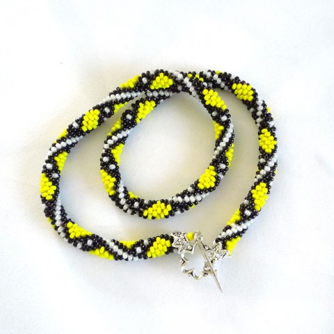 Jako mlok - náhrdelník náhrdelník bílá černá žlutá rokajl dutinka korálkový na ruku mlok mločí 