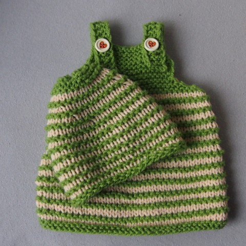 Pletené šatičky a čepička pro mimi zelená čepička holčička miminko béžová knoflík vlna šatičky proužek fotograf 