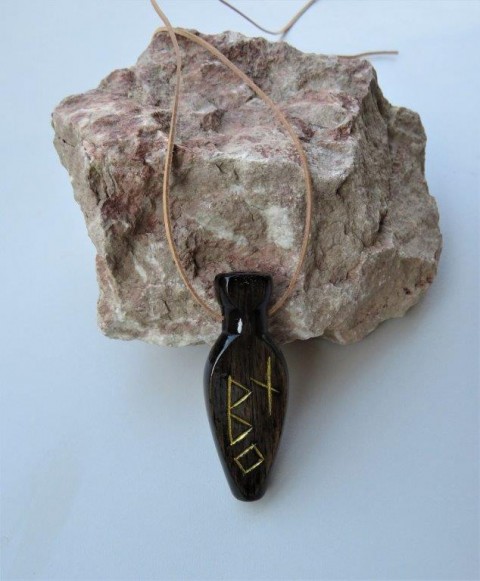 1. Přívěsek se zlatými runami dřevo přívěsek dárek narozeniny kouzlo magie schránka čaroděj runy zpráva šifra relikvie 