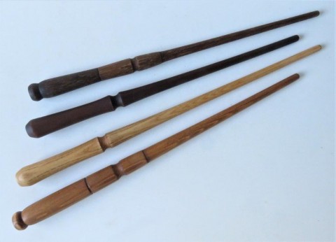 Soubor hůlek č. 84A dřevo přívěsek dárek narozeniny kouzlo magie schránka čaroděj runy zpráva šifra relikvie kouzelnická hůlka 