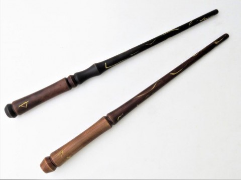 Soubor hůlek č. 75A dřevo přívěsek dárek narozeniny kouzlo magie schránka čaroděj runy zpráva šifra relikvie kouzelnická hůlka 